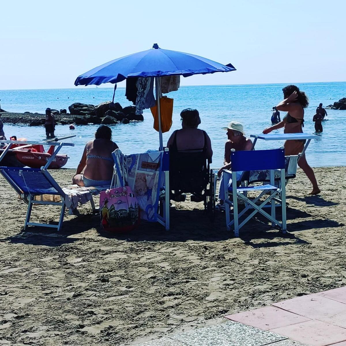 Da questo mercoledì ad Anzio torna l’estate inclusiva a Riviera Mallozzi, con uno stabilimento attrezzato per chi ha disabilità. - 