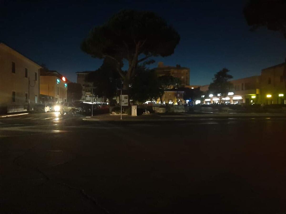 Piazza Roma ad Aprilia completamente al buio da giorni. Gli utenti sui social: “rappresenta bene il momento che stiamo vivendo”. - 