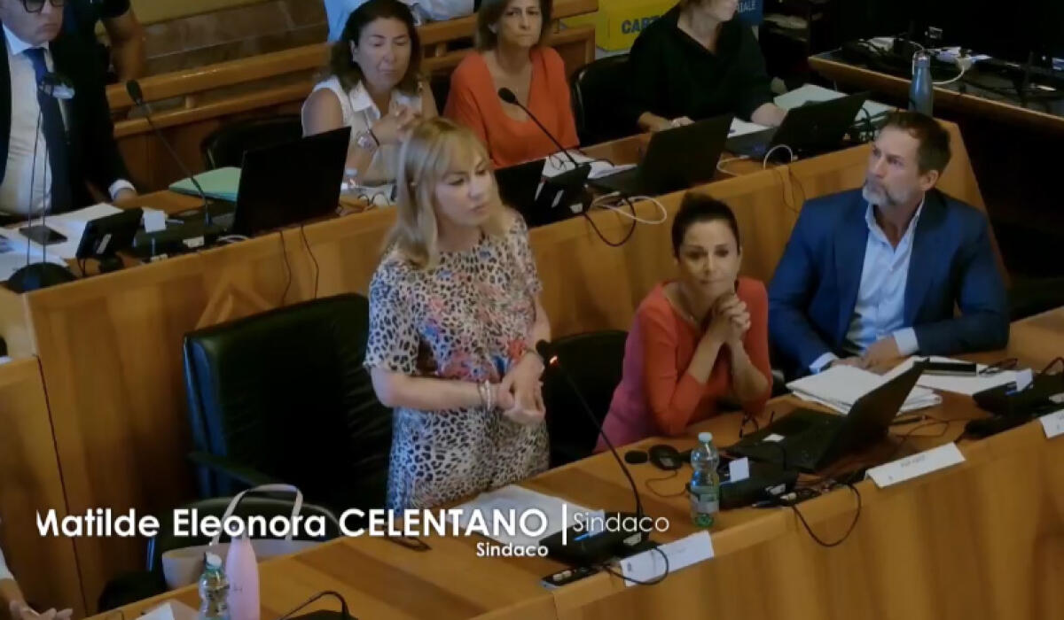 Latina - La sindaca Celentano in Consiglio: "Ho avuto un tumore, basta chiacchiericcio e cattiveria. Ora sto bene" e l'aula l'abbraccia applaudendo AUDIO - 