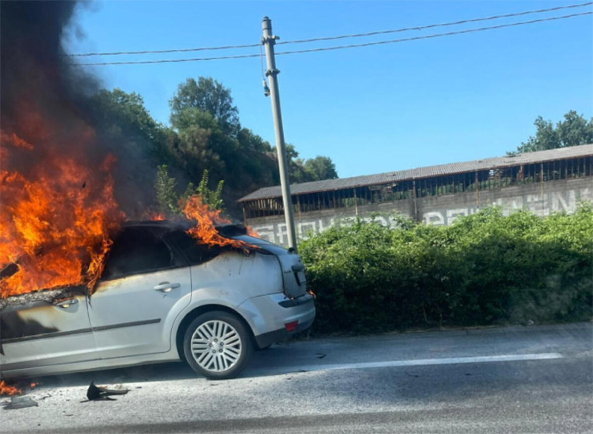 Auto in fiamme sulla Pontina, ad Aprilia, all’altezza dell’uscita per via Fossignano. - 