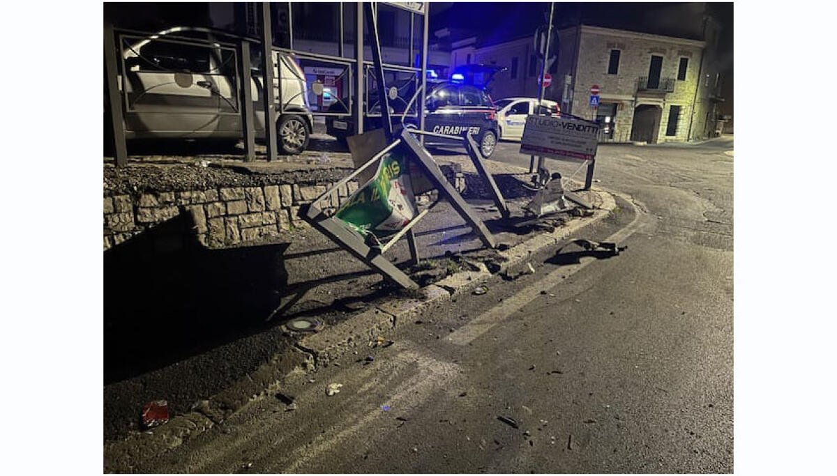 Priverno - Va fuori strada e abbatte un grosso cartello - 