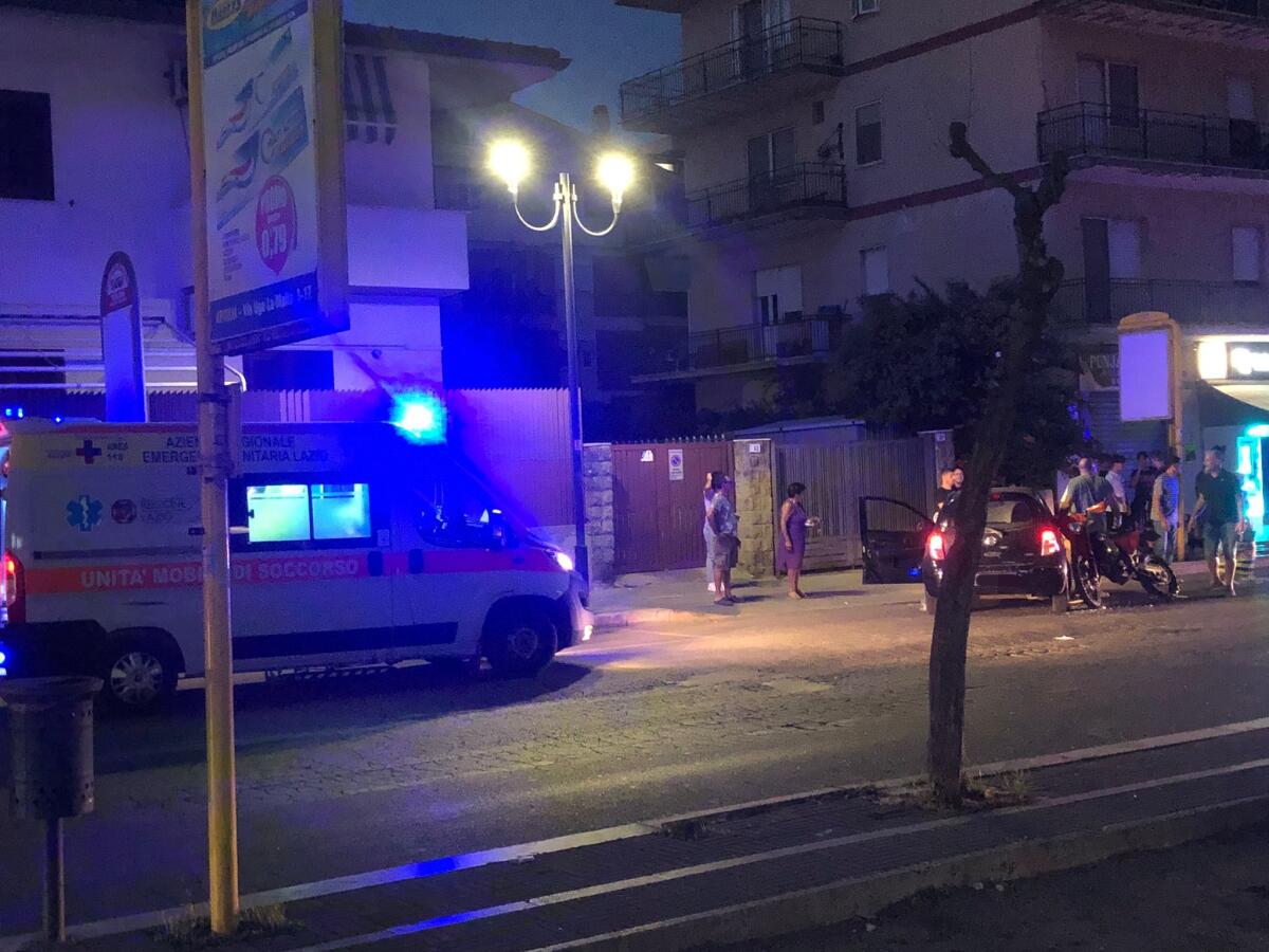 Violento scontro ad Aprilia tra una motocross ed un'utilitaria. E' accaduto in via De Gasperi. - 