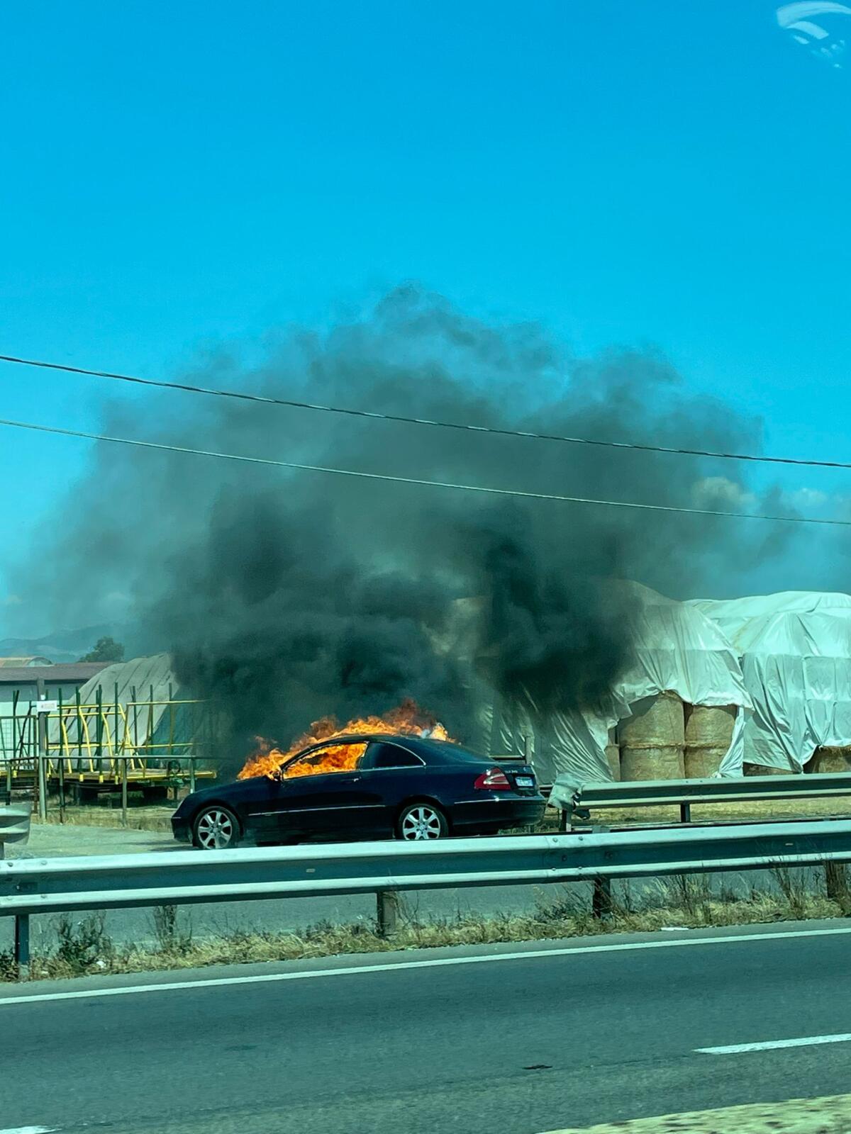 Auto in fiamme sulla Pontina ad Aprilia - 