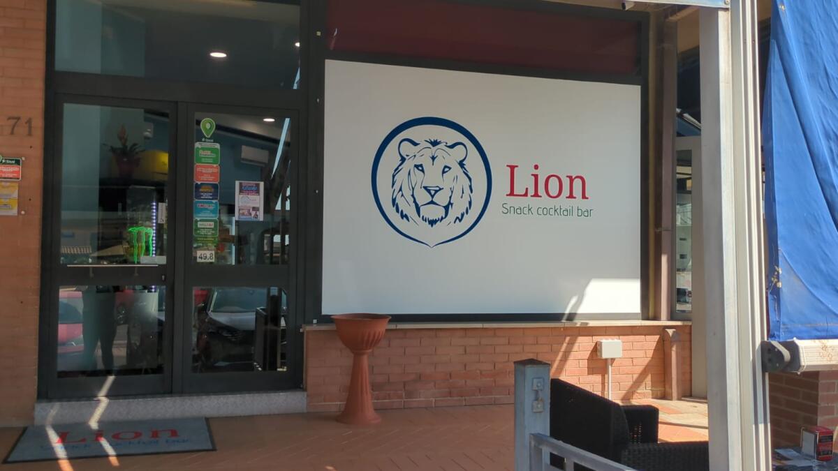 Furto al “Lion Bar” di Aprilia: un malvivente entra e porta via il registratore di cassa con dentro 1.500 euro. - 