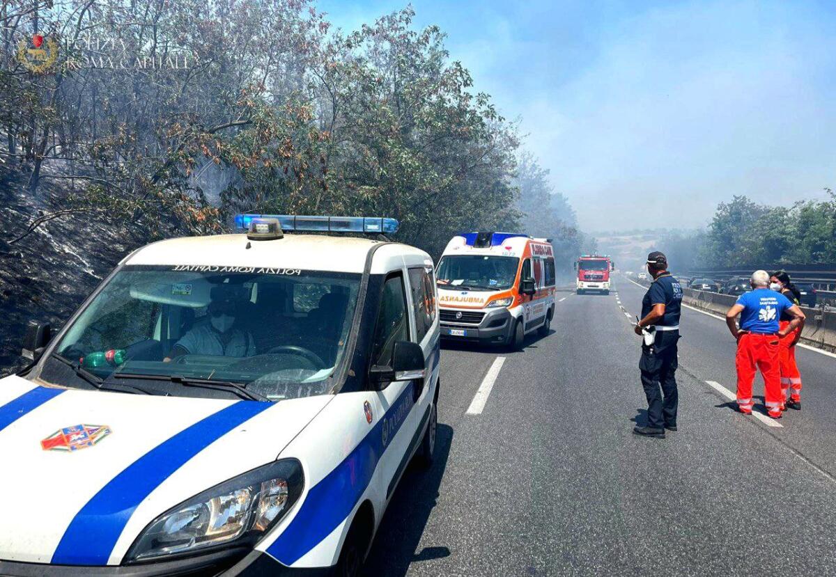 Auto prende fuoco sulla Pontina: la Polizia Locale mette in sicurezza l’area e il conducente - 