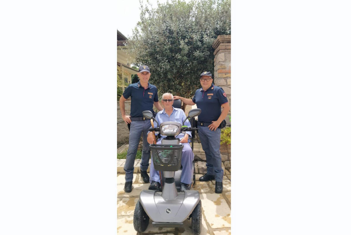 Perde il controllo della carrozzina elettrica e rischia di annegare: salvato dai poliziotti - 