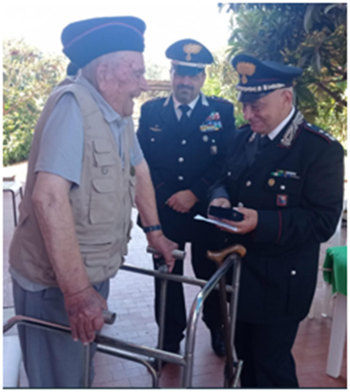 I carabinieri di Latina fanno visita al 101enne Mario Ciavaglia, carabiniere reale in pensione - 