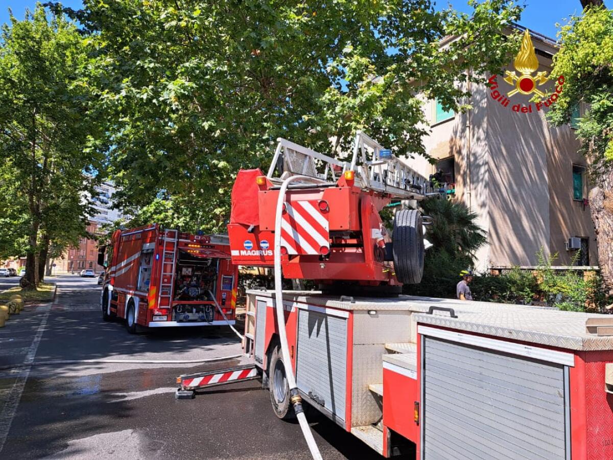 Appartamento in fiamme in viale Mazzini, a Latina. Madre e figlio in ospedale a scopo precauzionale. VIDEO - 