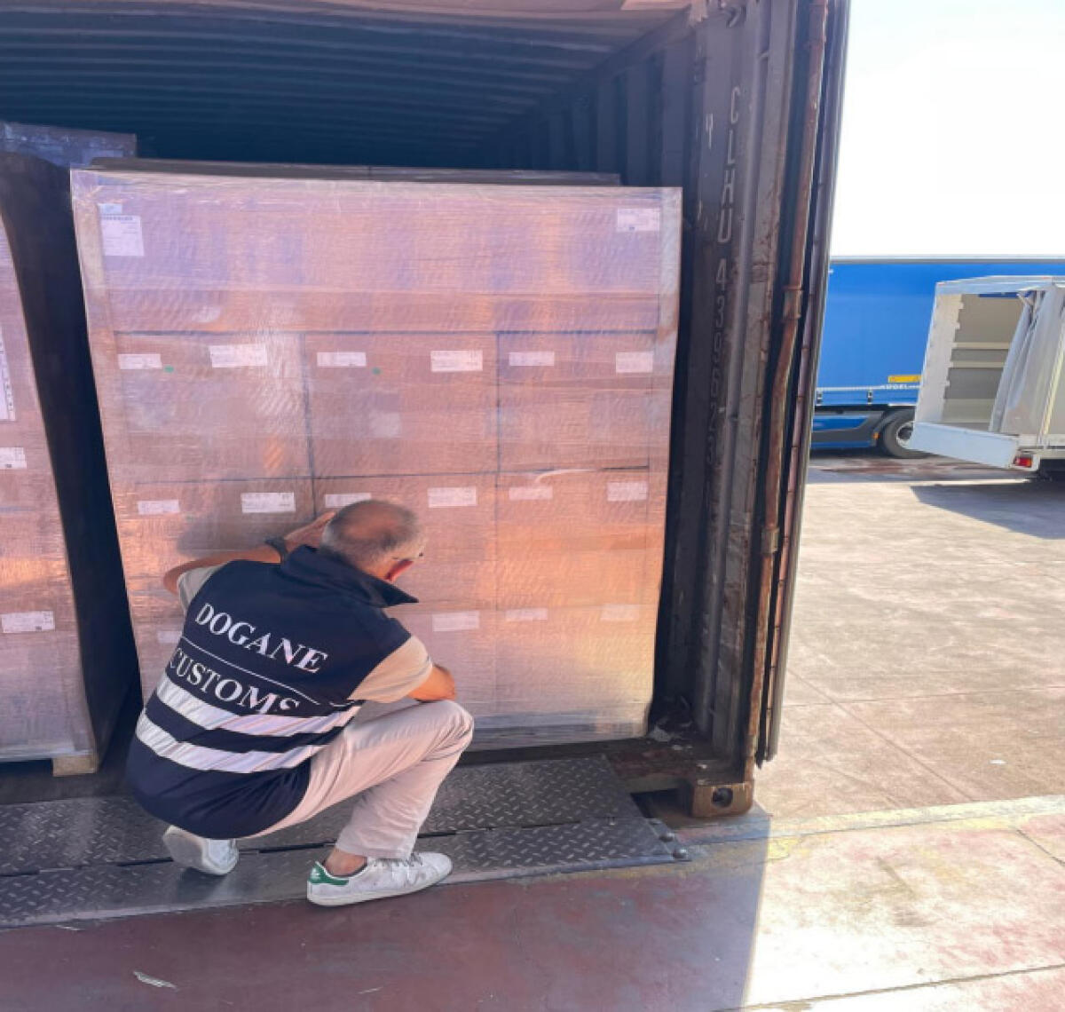 Scarpe da lavoro non conformi, la Dogana di Aprilia ne sequestra 1.500 paia - 