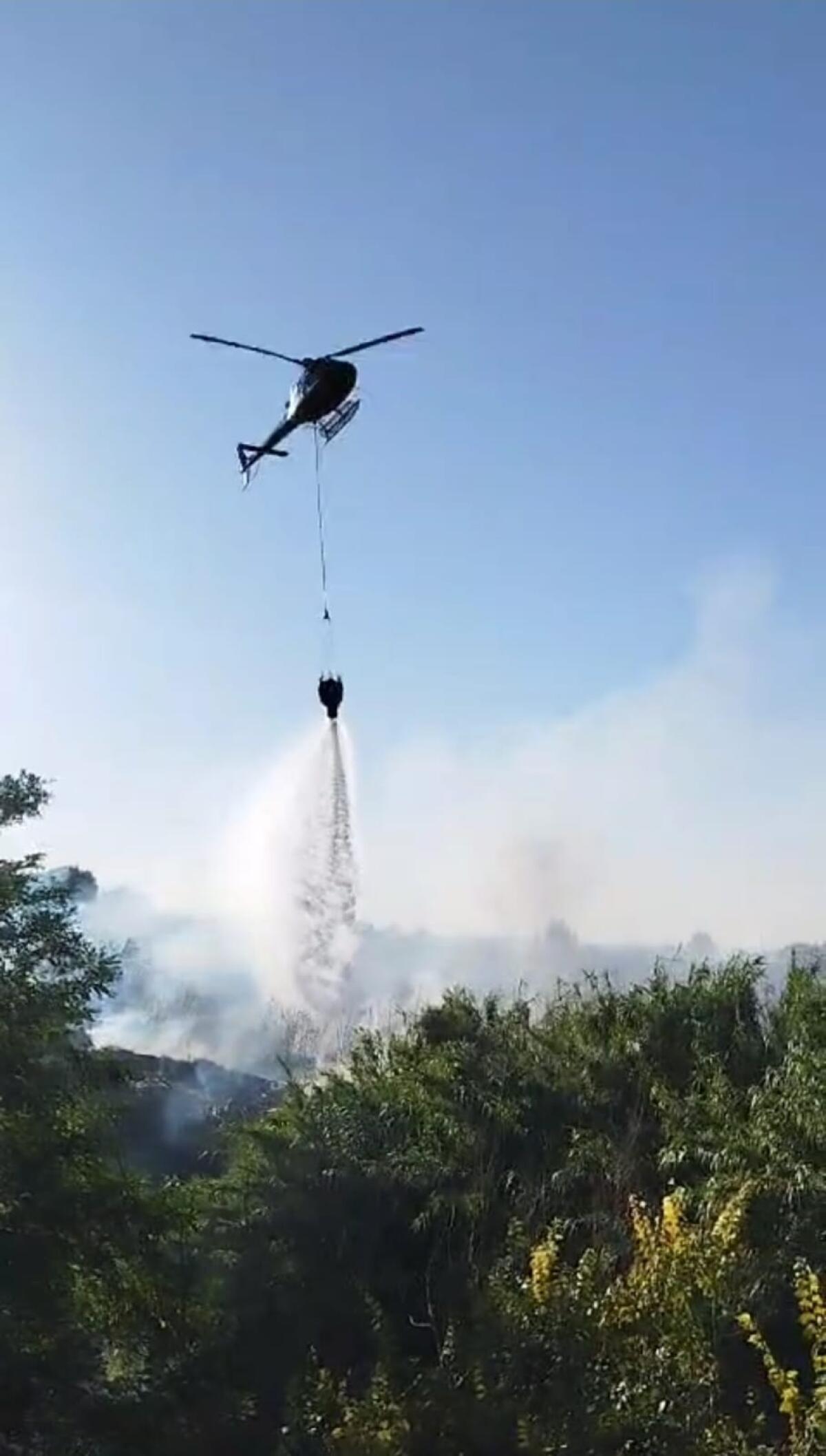 Incendio nei campi su via Selciatella: complesse le operazioni di spegnimento - 