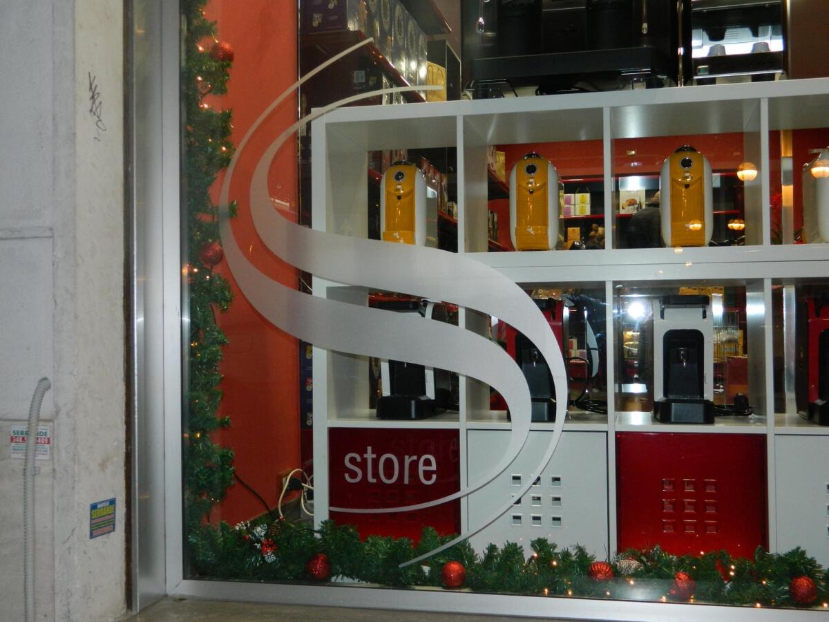 APRILIA - Razzia di macchinette e forniture per il caffè in un negozio di centro. - 