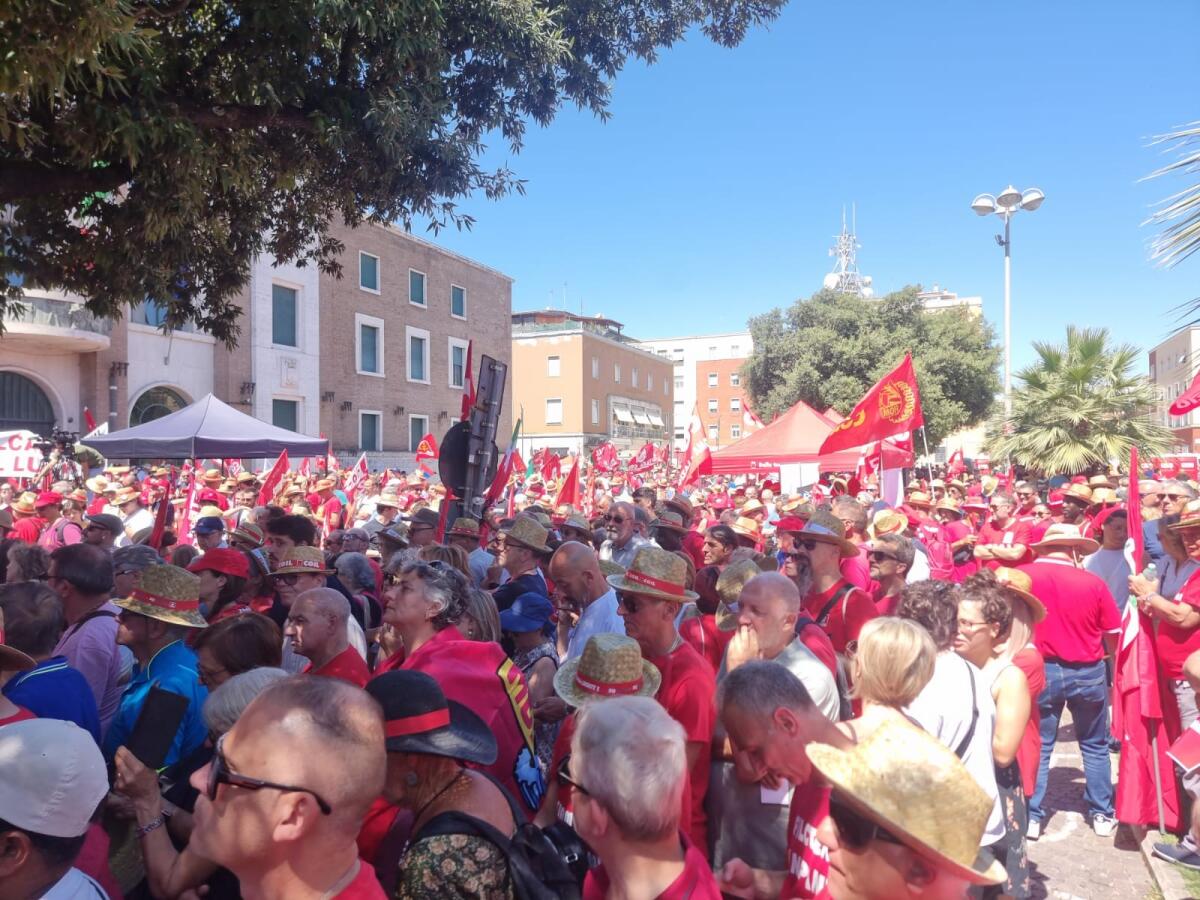 Caporalato e sfruttamento del lavoro: in migliaia in piazza a Latina alla manifestazione della Cgil. Assieme a Landini anche Giuseppe Conte. FOTO - 