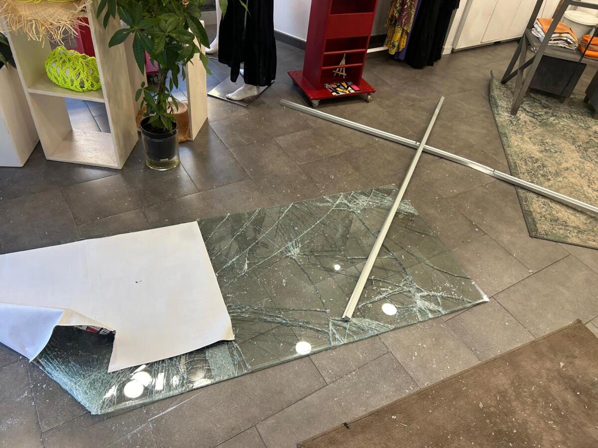 Sfondano la vetrina di “Tiffany” in Piazza Roma, ad Aprilia, e portano via solo il registratore di cassa con dentro 200 euro. Le FOTO - 