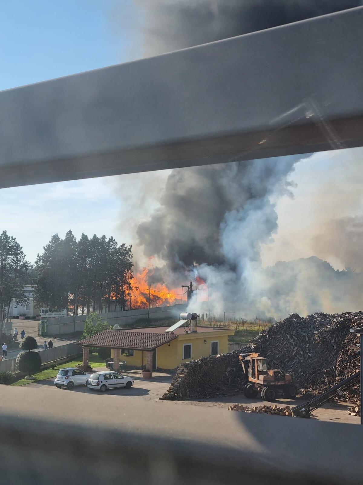 GROSSO INCENDIO ALLA ECO IMBALLAGGI A PADIGLIONE - 