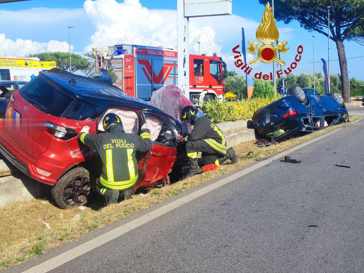 Violento scontro tra due auto sulla Cisterna-Campoleone. Tra i feriti un neonato. Atterra l'eliambulanza. - 