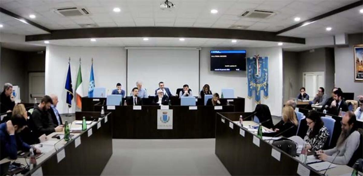 Inchiesta antimafia ad Aprilia, in Comune aleggia l’ipotesi delle dimissioni in massa. Si deciderà entro pochi giorni. - 