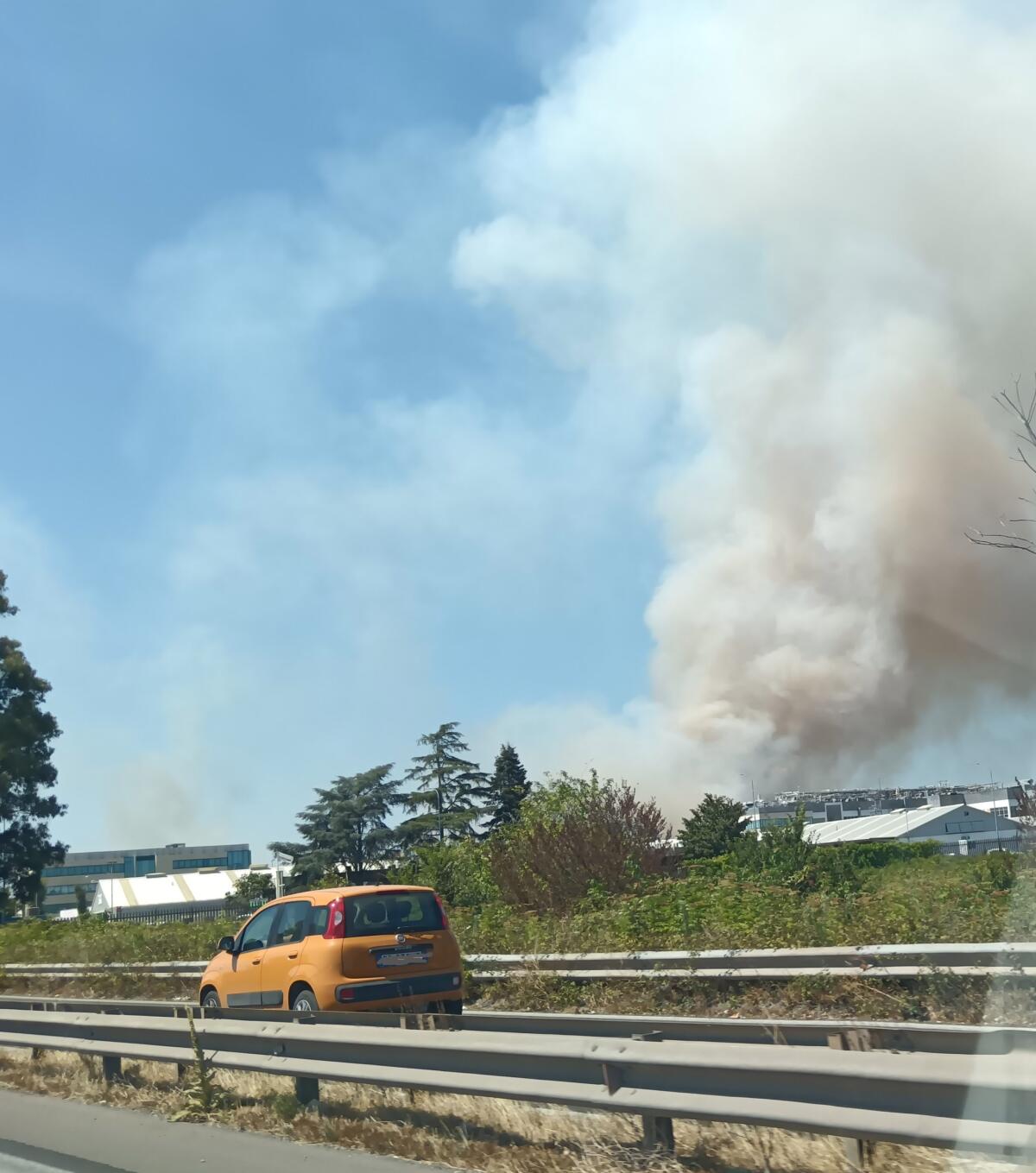 Fiamme alte sulla Pontina - 