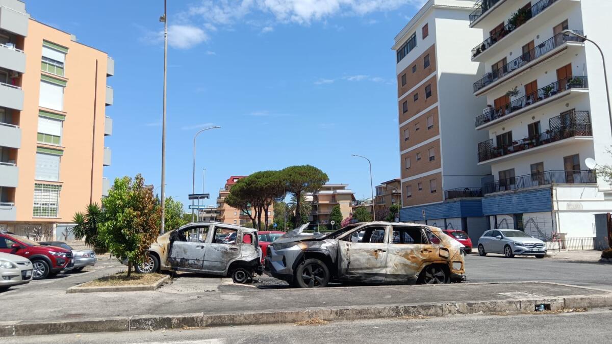 Due auto in fiamme nella notte in via Pascarella, a Latina. Sul posto Carabinieri e Vigili del Fuoco. - 