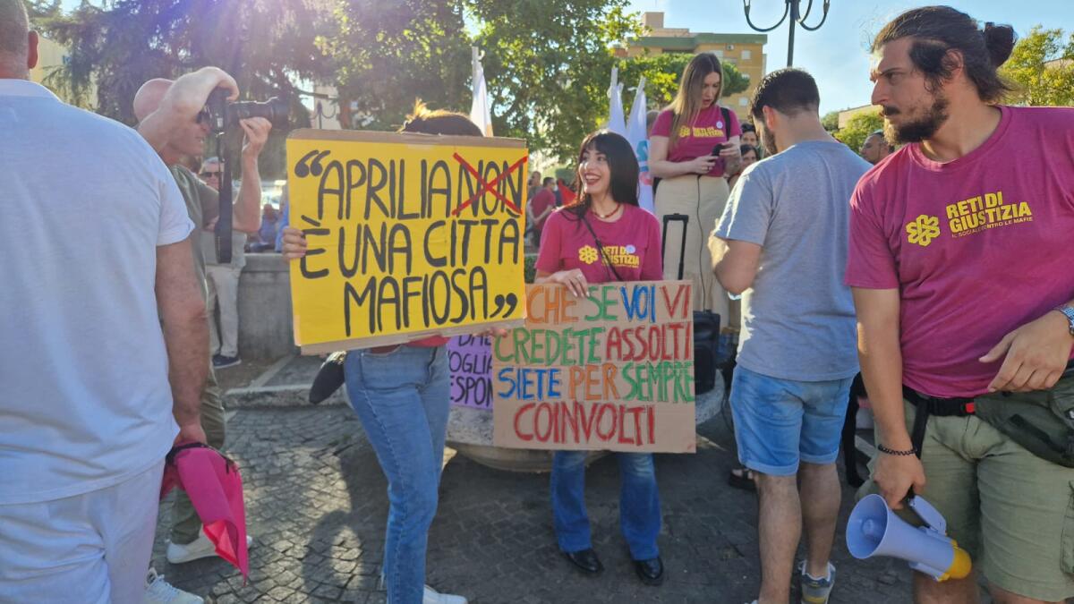 Sit-in di "Reti di Giustizia" in Piazza Roma, ad Aprilia: "Inopportuna la partecipazione al sit-in delle liste collegate ad alcuni degli indagati”. - 