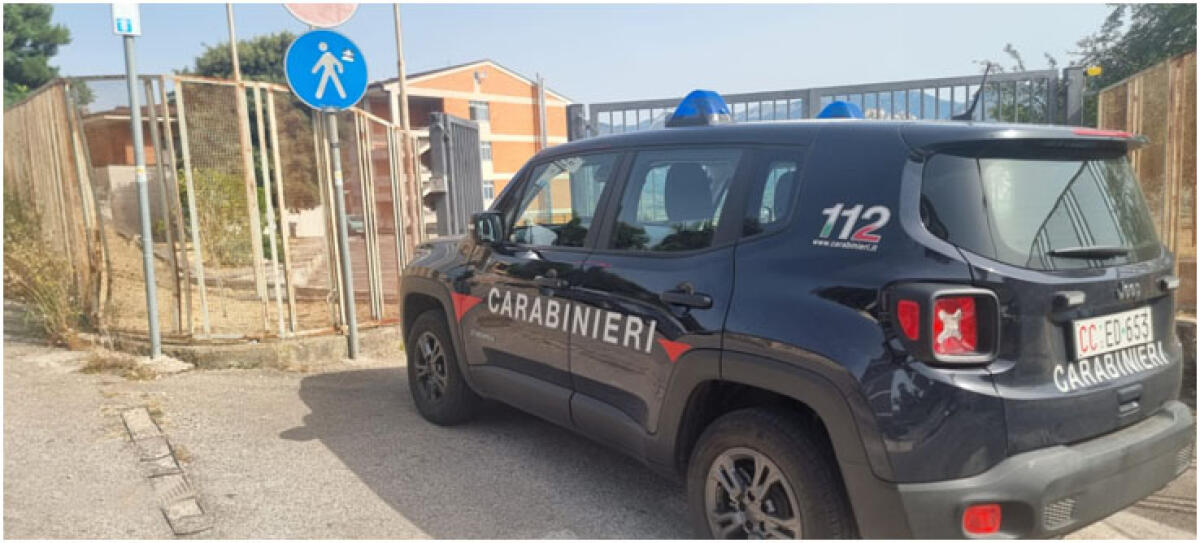 Entra in una scuola e scassina il distributore di bevande - 