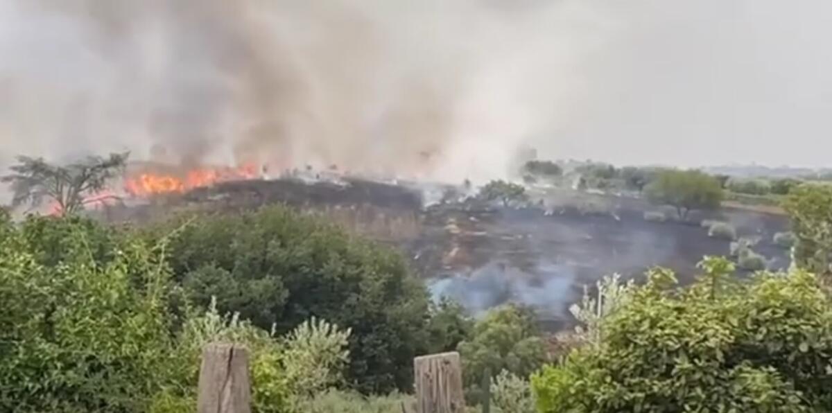 Grosso incendio sulla via Ardeatina (VIDEO) - 