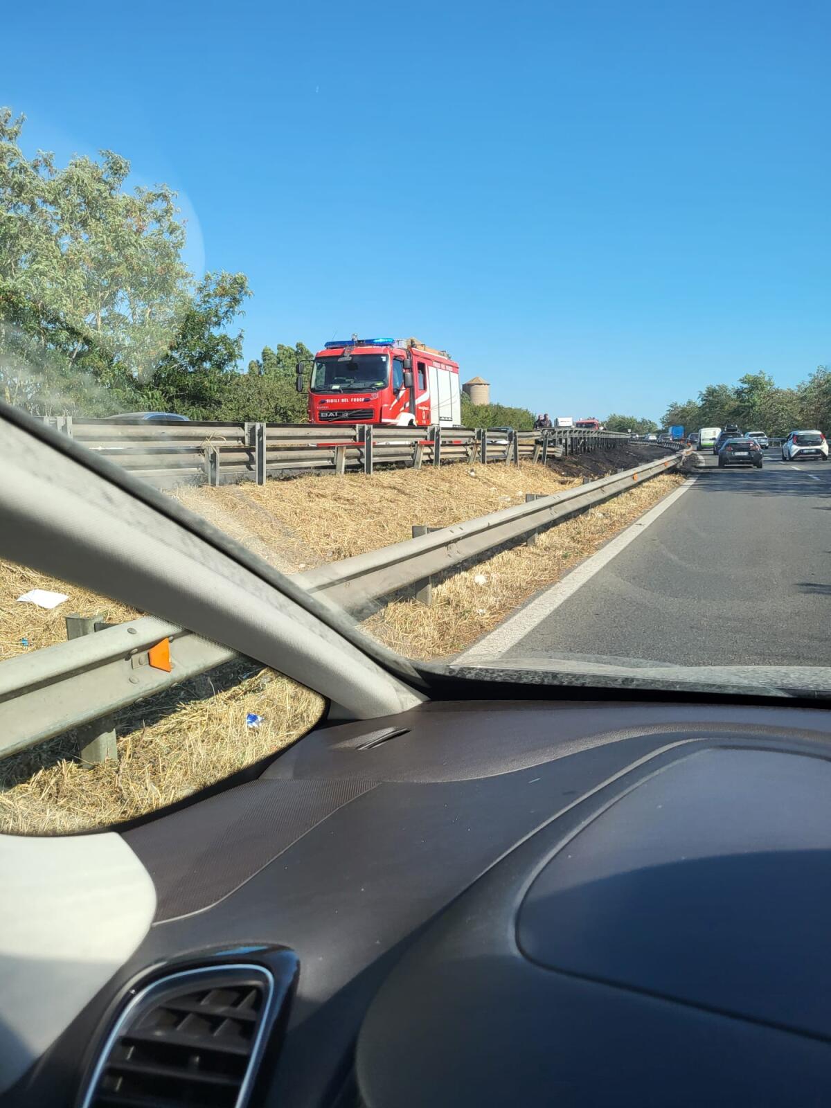 Incendio sulla Pontina, vigili del fuoco sul posto - 