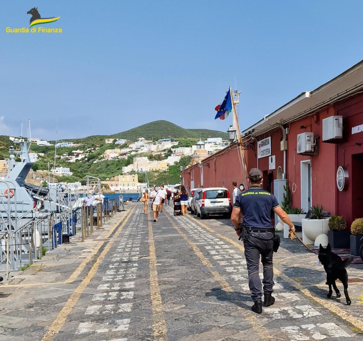 Spaccio sull’isola di Ponza, controlli della Finanza ai passeggeri in arrivo e in partenza e nei luoghi della movida. Una denuncia a 10 segnalazioni. - 