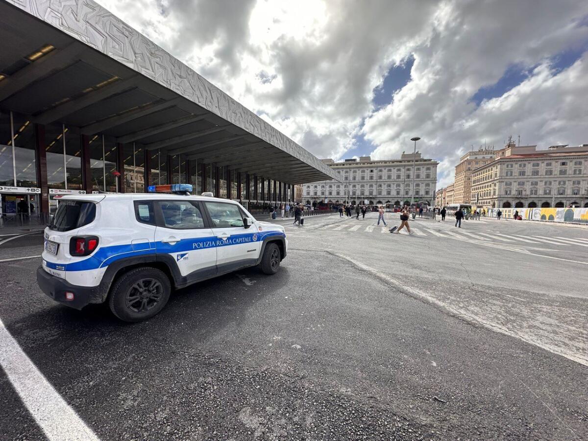 Rubano una collana d’oro, uno dei ladri la occulta ingoiandola: 2 arresti - 