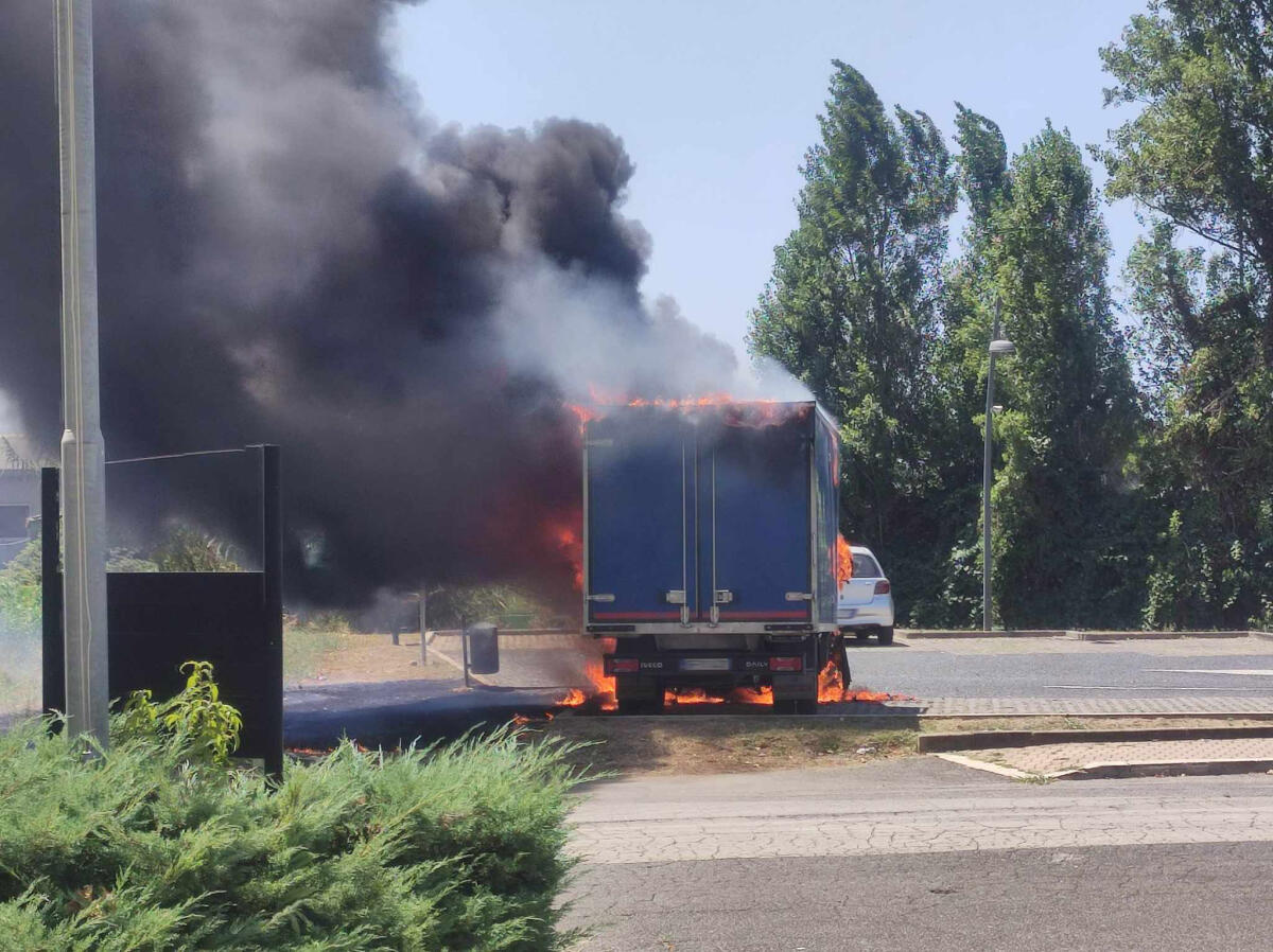 Camion in fiamme in via Mozart, ad Aprilia, alle spalle del Mc Donald’s. Intervento lampo dei vigili del fuoco. VIDEO - 