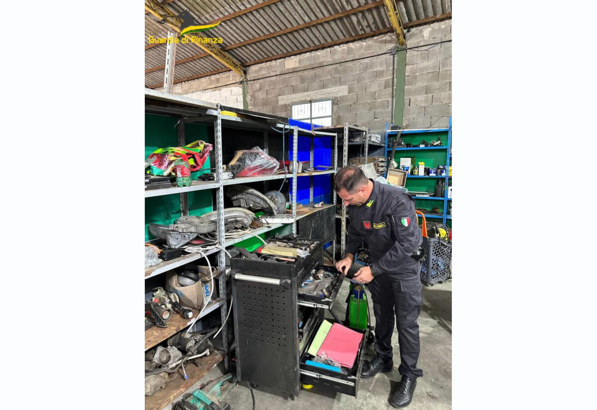 Officina totalmente abusiva, droga e un'arma illegale: arrestato il titolare (VIDEO) - 