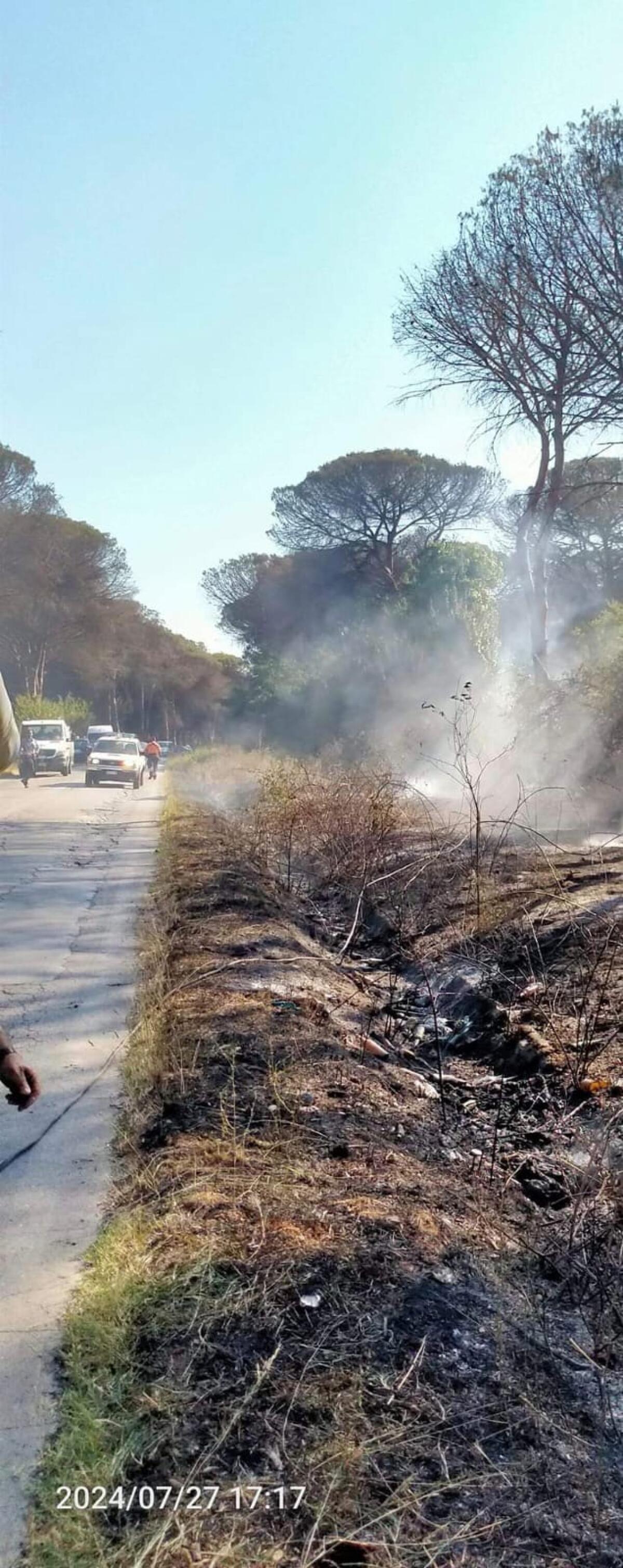 INCENDIO ALLA PINETA “LA CAMPANA”, IN FUMO ANCHE RIFIUTI. La zona è in uno stato di pericoloso degrado - 