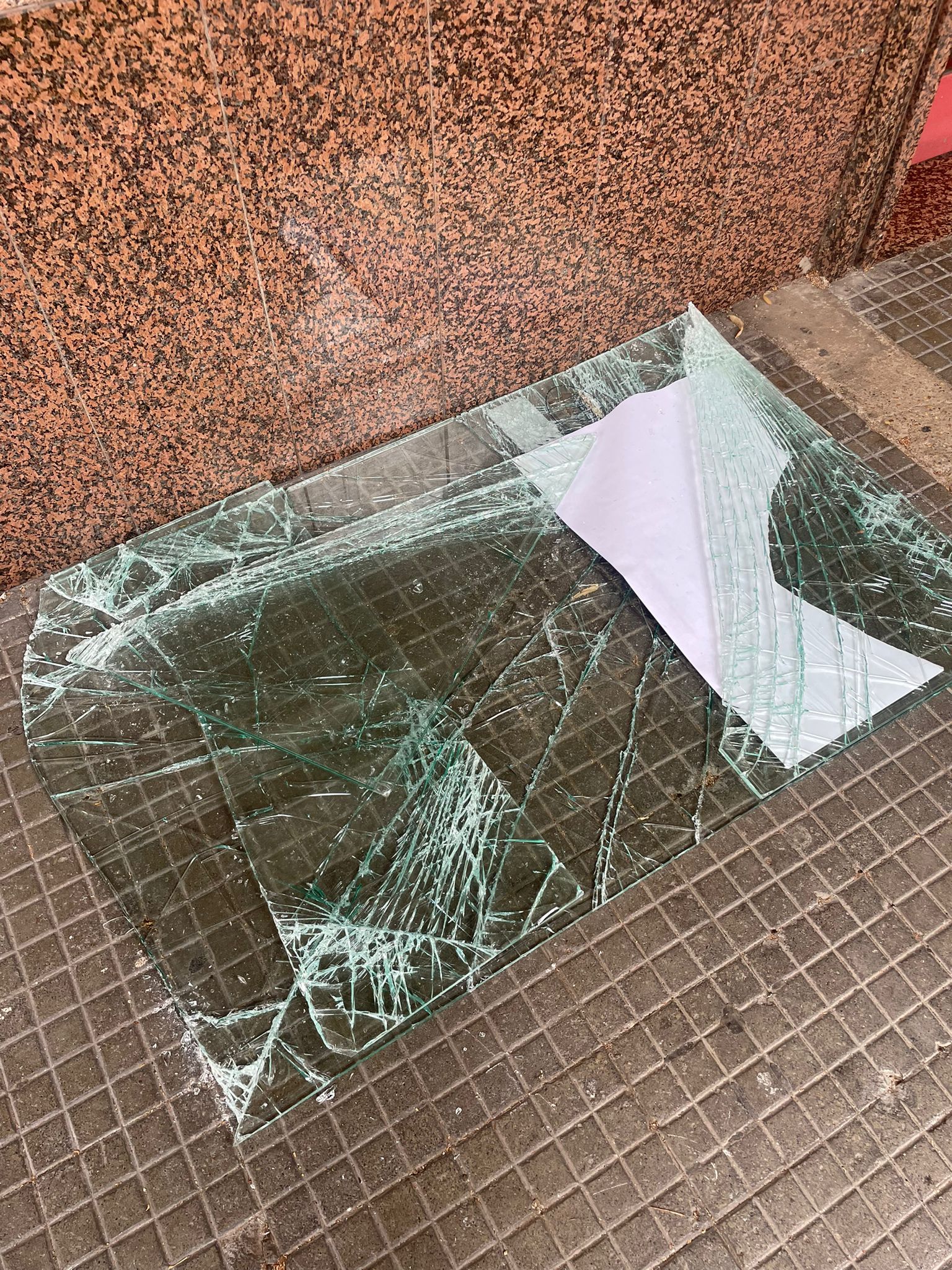 Galleria 1 del post: Sfondano la vetrina di “Tiffany” in Piazza Roma, ad Aprilia, e portano via solo il registratore di cassa con dentro 200 euro. Le FOTO