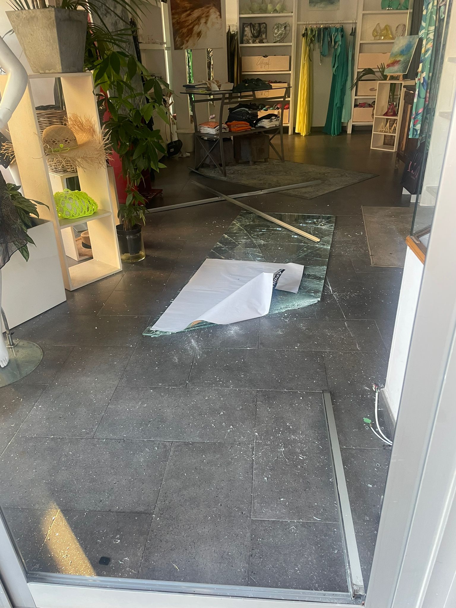 Galleria 1 del post: Sfondano la vetrina di “Tiffany” in Piazza Roma, ad Aprilia, e portano via solo il registratore di cassa con dentro 200 euro. Le FOTO