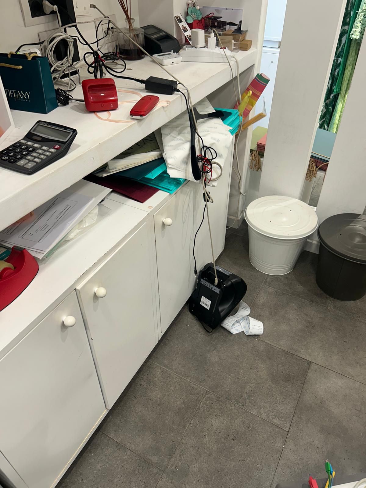 Galleria 1 del post: Sfondano la vetrina di “Tiffany” in Piazza Roma, ad Aprilia, e portano via solo il registratore di cassa con dentro 200 euro. Le FOTO