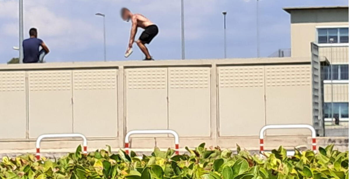 Aprilia - Bloccato con il taser e soccorso dall'ambulanza. Più di un'ora per far scendere il giovane dal muretto del Rosselli - 