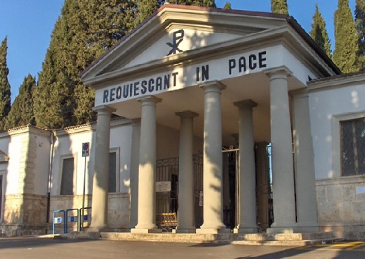 Cisterna - Vandalismo inqualificabile al cimitero - 