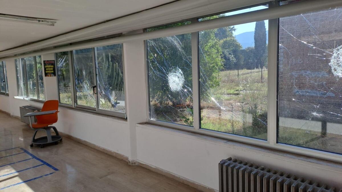 Vandalizzata la scuola Aldo Manuzio di Latina Scalo. Danni  ingenti - 
