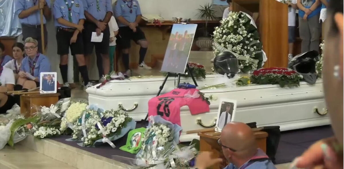 Un unico funerale per Gabriele e Christian, folla di amici e tanta commozione: "Ci mancherà il vostro sorriso" - 