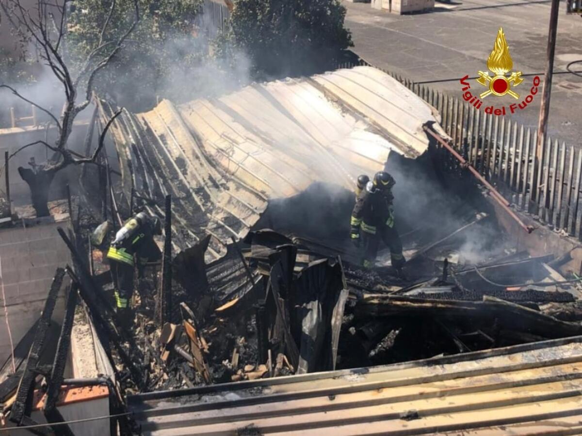 Le fiamme distruggono un deposito di attrezzi in via del Piccarello a Latina. - 
