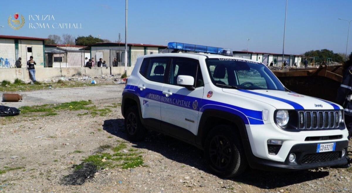 Litigano in auto sulla Pontina, lui aggredisce la compagna e la minaccia con un coltello. Viene arrestato a Castel Romano. - 