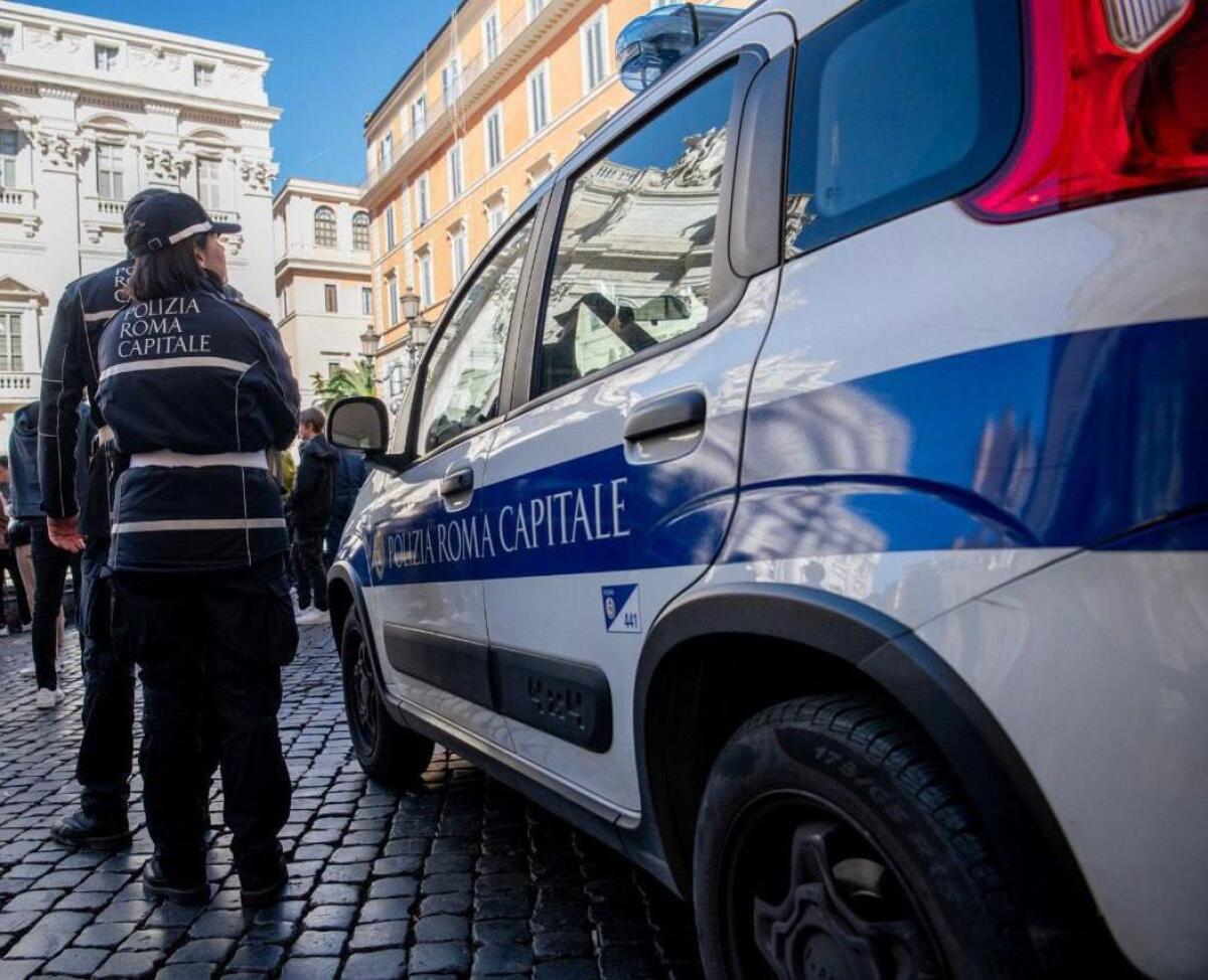Tenta di immergersi nella fontana di Trevi, fermato  dalla Polizia Locale - 
