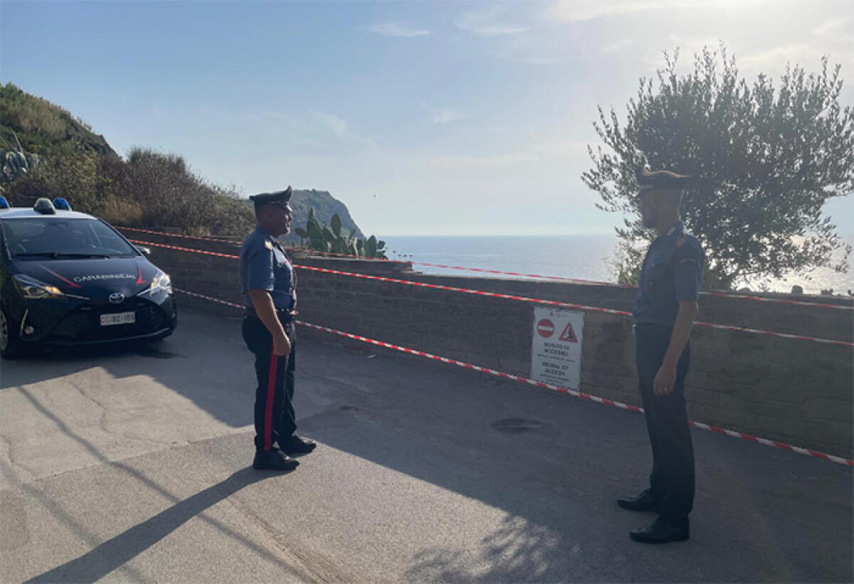 Ventotene, frana sul mare una parte di falesia nella zona del belvedere. - 