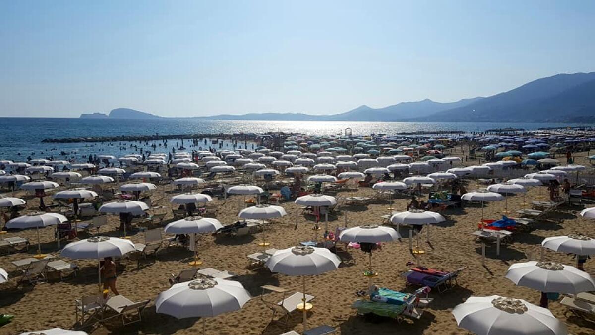Pensionato muore in spiaggia, a Formia, a causa di un malore. - 