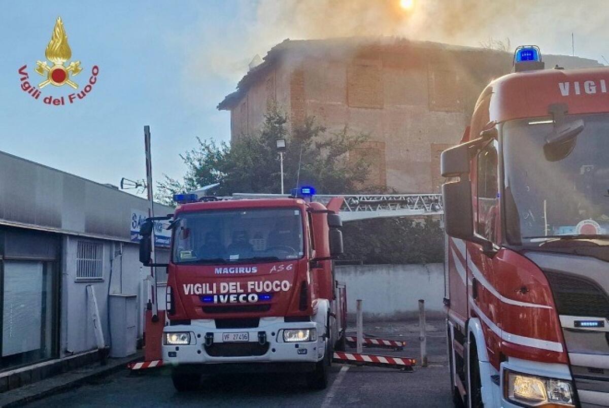 Vasto incendio a Cinecittà, i medici: "I 4 soccorritori in pericolo di vita, gravissimo capo dei vigili del fuoco di Frascati" - 