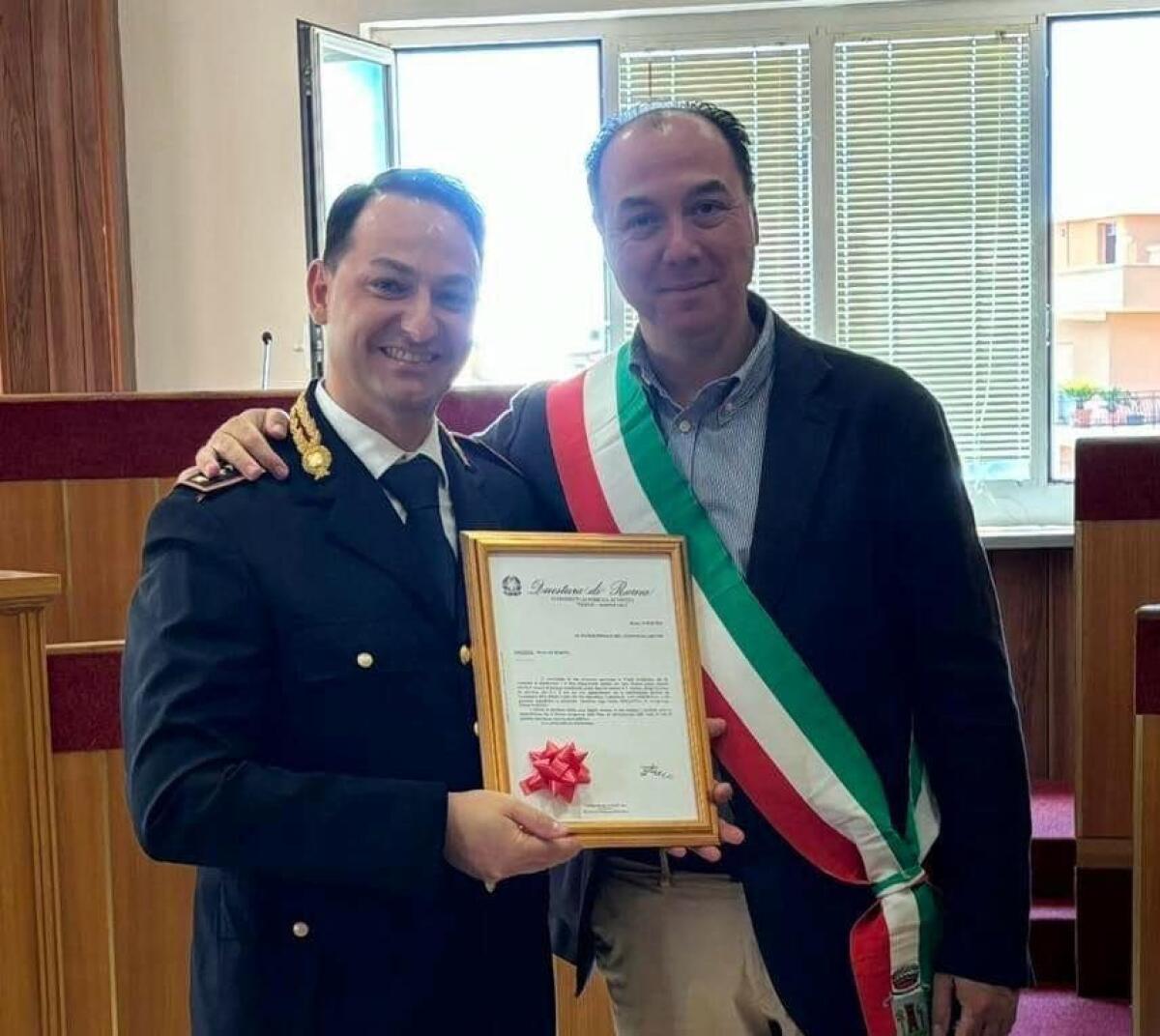 Rischiano di annegare a Foce Verde, tre giovani salvati dal comandante di polizia locale - 