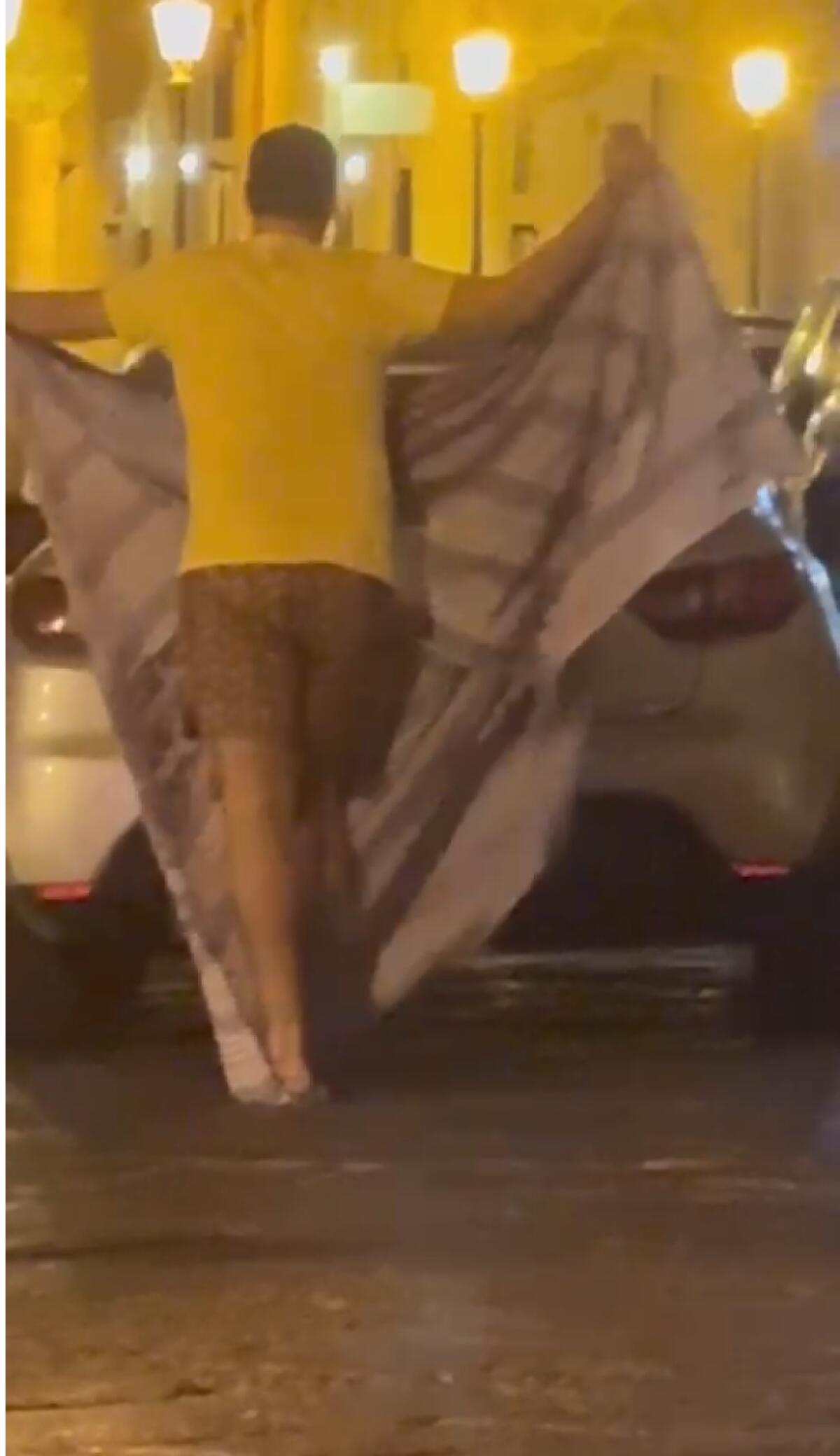 Beccato dalle telecamere a coprire con un telo la parte posteriore di un’auto per varcare la Ztl - 