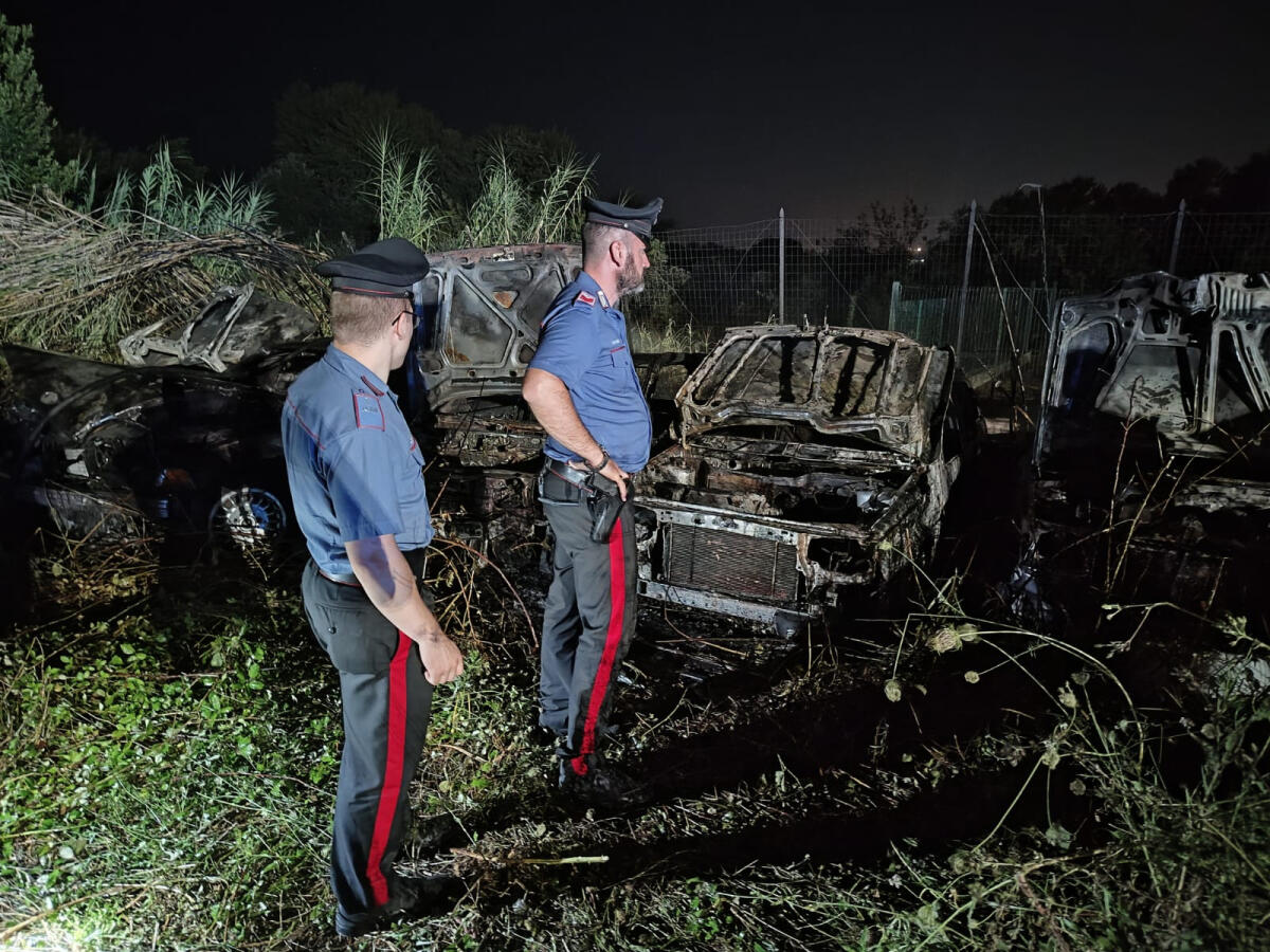 Fiamme in un deposito giudiziario, 8 auto distrutte - 