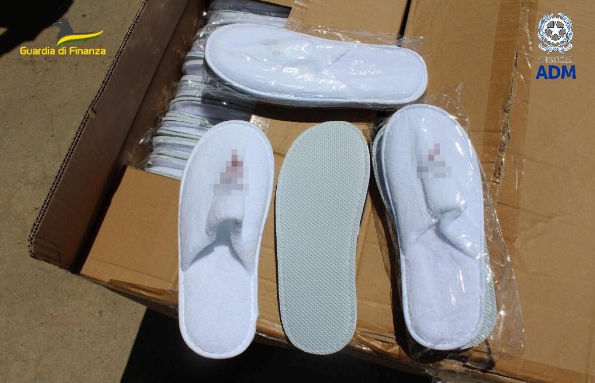 Dalla Cina all'Italia senza etichetta: calzature sequestrate - 