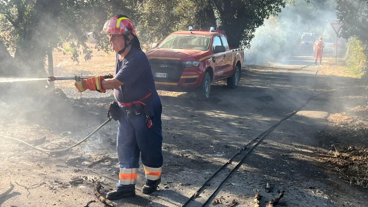 Vasto incendio a San Felice Circeo, in via del Tordo. Guardia alta sulla pulizia dei terreni come previsto dalle ordinanze. - 