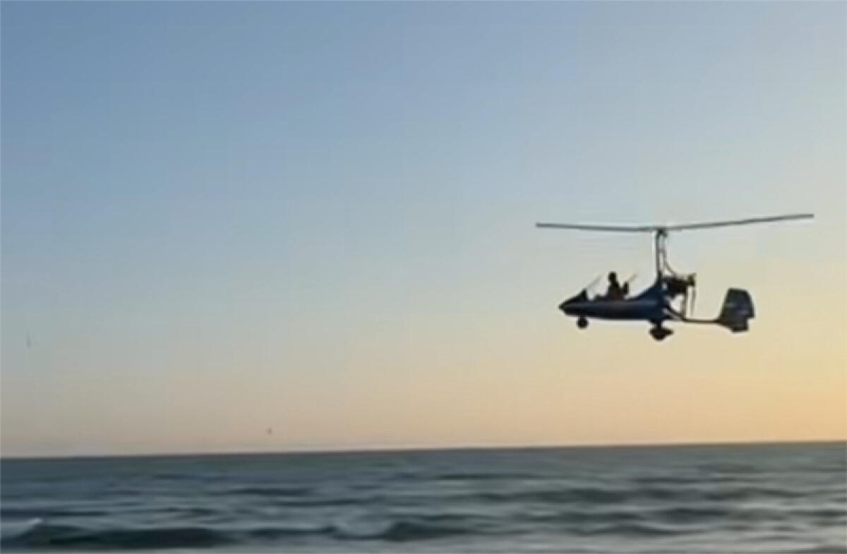 Un piccolo velivolo in atterraggio finisce in mare a Marina di Minturno. Nessuna conseguenza grave per il pilota. VIDEO - 